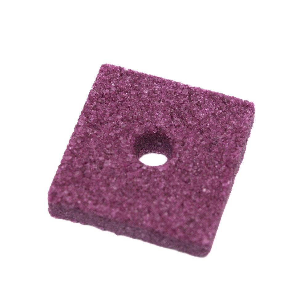 Kármin lyukas négyzet