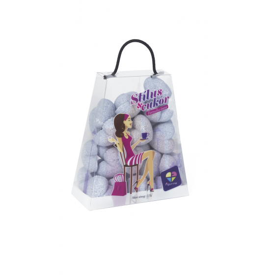 Világoskék színű, szív alakú formacukor kis táskában