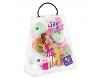 Vegyes színű, lyukas félgömb alakú formacukor kis táskában